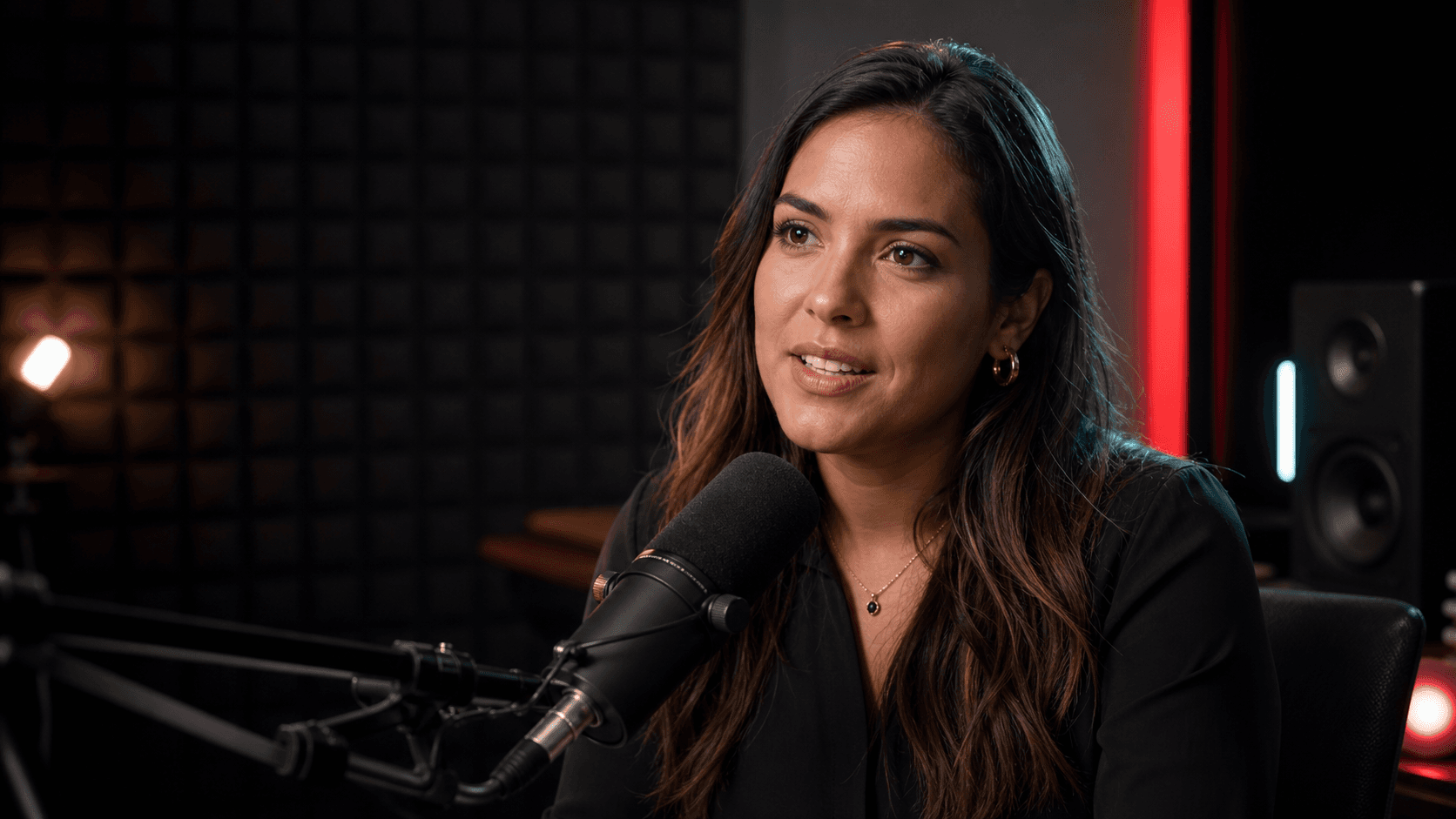 Creadora latinoamericana grabando contenido en un estudio